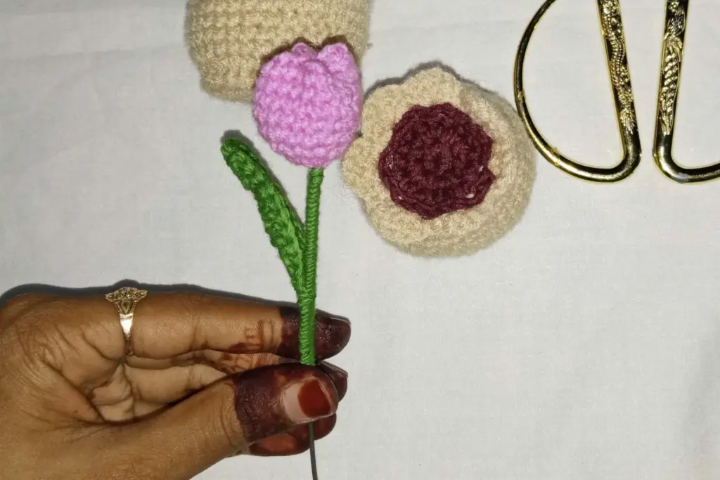 Crocheting the Tulip Leaves